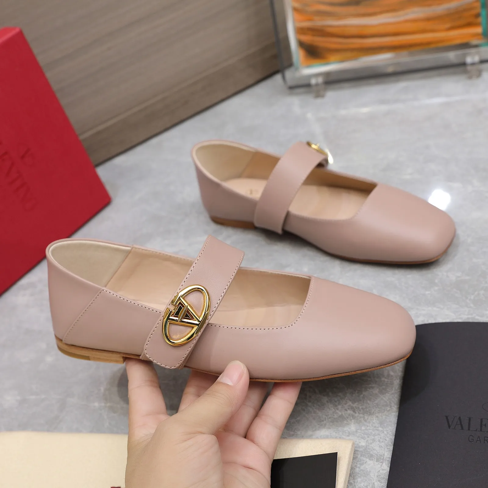 👟👟Ex-factory price 600👟👟 2024 early spring counter catwalk style updated simultaneously 💗Valentino💗Valentino strips deep mouth half drag / flat shoes / high heel shoes / series will be released in the future —————————— Top version Grandma deep mouth design combination highlights the brand’s unique design style, luxury and fashion, highly recognizable, exquisite round toe The side curve is perfect, the taste is particularly pure, and the ladylike temperament is full of femininity‼ ️ Upper: Made of imported cowhide. Lining: Made of mixed sheepskin. Original molded hardware buckle. Italian imported cowhide leather outsole. Size: 35-39 (40/41 customized)